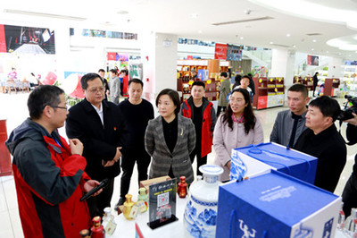 陳文君一行到湘西電子商務創(chuàng)業(yè)孵化基地現(xiàn)場辦公